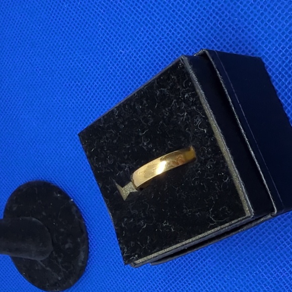 Stainless Steel Gold Finger Ring 2mm Women Girl Couple  Plain Wedding Band Sz 8 - Picture 6 of 6